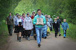 Крестный ход к Знаменскому храму в местечке Ляпуново Архангельской области