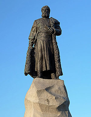 Памятник Е.П. Хабарову на вокзальной площади Хабаровска