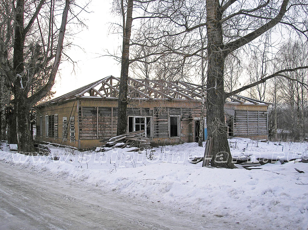 Разбираемое здание бывшей школы в д. Малый Уртомаж