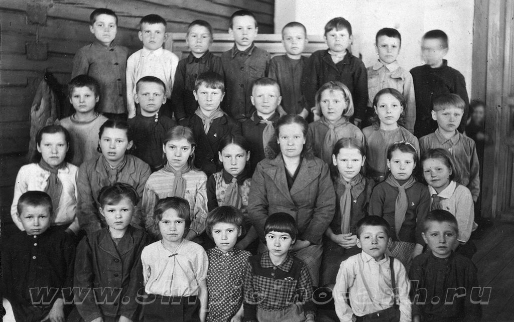 Ученики начальной школы в д. Малый Уртомаж в 1947 году.